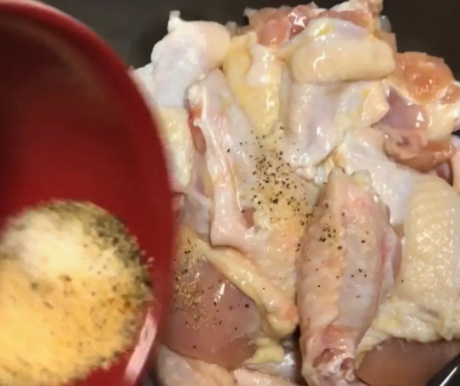 Seasoning chicken wings with garlic powder, black pepper and smoked paprika
